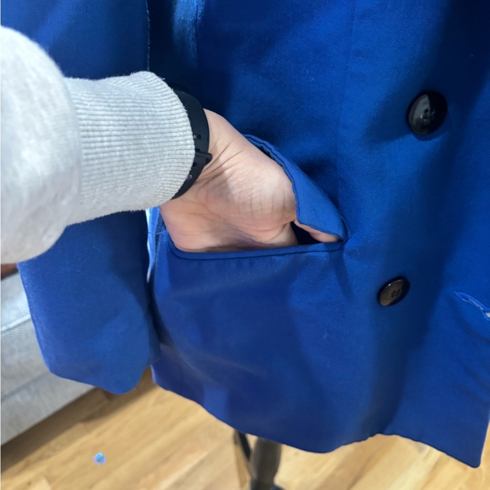 Christian Dior Women's Paris Blazer
Suit Jacket Size:6, NEW YORK
Blue - Picture 13 of 17